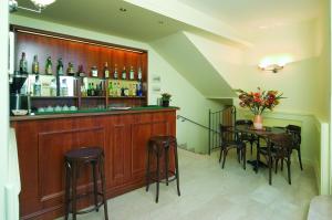 a bar in a room with a table and chairs at Villa Helvetia in Grottammare