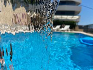 un primer plano de una piscina con agua saliendo en Apartments Toni 2000, en Podstrana