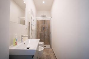 Ένα μπάνιο στο EM Apartment +14 φωτογραφίες