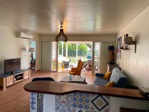 salon z kanapą i stołem w obiekcie Cauris Lodge du Marisol vue mer accès direct plage w mieście Le Gosier