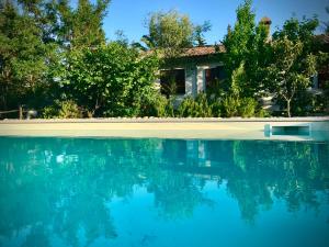 ein Haus mit einem Pool vor einem Haus in der Unterkunft B&B Prato San Lorenzo in Nocciano