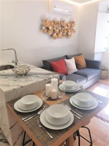 ein Wohnzimmer mit einem Tisch mit Tellern darauf in der Unterkunft Principe Real Central Home in Lissabon