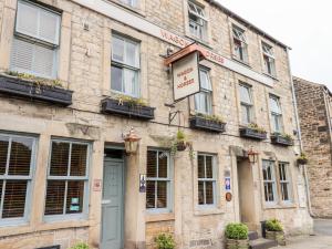 un edificio de piedra con ventanas y un cartel en él en 25 St Georges Quay en Lancaster