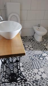 A bathroom at Cammileddi mini suite