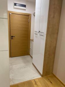 una habitación con puerta y una habitación con suelo en Jellenaa, en Zlatibor