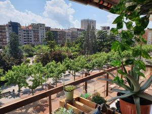 un balcón con un montón de árboles en una ciudad en Pensión Espolón De Logroño, en Logroño