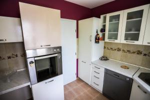 Kuchyňa alebo kuchynka v ubytovaní Apartman Veronika