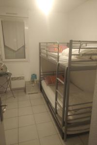 une chambre avec deux lits superposés et une table dans l'établissement RESIDENCE SANTA REGINA, à Calvi