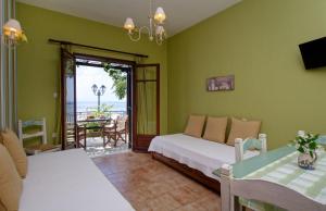 1 dormitorio con cama y vistas al océano en Iro family apartments pelion, en Lefokastro