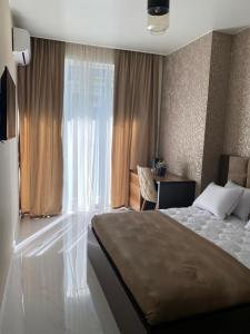 Horizons Hotel Rooms tesisinde bir odada yatak veya yataklar
