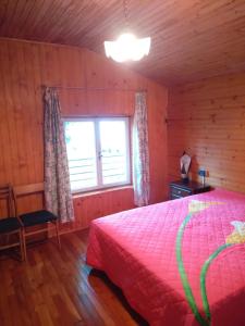 una camera da letto con un letto grande e una finestra di Pisolo Cottage a Ronzone Altre 59 foto