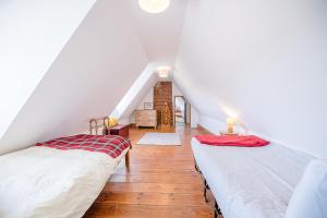 A bed or beds in a room at Heart's Ease in Dallinghoo nr Woodbridge - Air Manage Suffolk