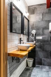 Baño con 2 lavabos y espejo en Four Rooms Hostel, en Lugo