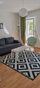 uma sala de estar com um sofá e uma mesa em Apartment Homey em Zadar