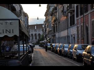 uma rua com carros estacionados na berma da estrada em Just Colosseum Suite em Roma