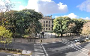 una calle vacía frente a un gran edificio en Mira Bosques 2 en La Plata