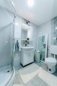 Ένα μπάνιο στο Urban Lux Apartmani