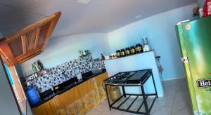 - une cuisine avec un comptoir et un bar avec une cuisinière dans l'établissement Recanto da Lua, à Corumbau