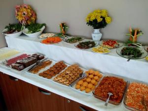 un buffet avec de nombreux types de nourriture sur une table dans l'établissement Dempa Hotel, à Istanbul
