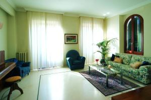 ein Wohnzimmer mit einem Sofa und einem Tisch in der Unterkunft Villa Helvetia in Grottammare