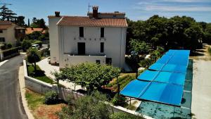 an overhead view of a house with a row of blue sails at Apartman Milan in Banjole
