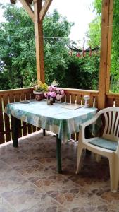 una mesa y una silla en el patio en Holiday home Abadszalok/Theiss-See 27793, en Abádszalók