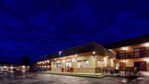 a building with a parking lot at night at Best Western Buffalo Ridge Inn Near Mt Rushmore in Custer