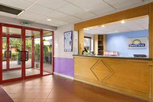 una hall di un ufficio dentistico con banco reception di Days Inn Hamilton a Hamilton