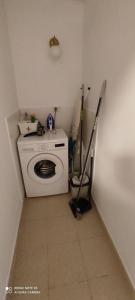 ein Bad mit einer Waschmaschine in einem Zimmer in der Unterkunft Apartamento TRISTANA in Vecindario