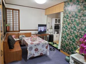 una habitación con una mesa con un mantel. en Aoi sanmyaku en Awase