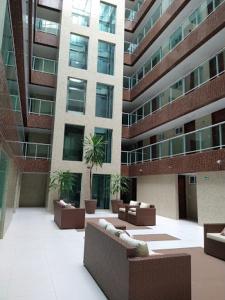 Posezení v ubytování Confortável Flat com piscina de borda infinita na cobertura