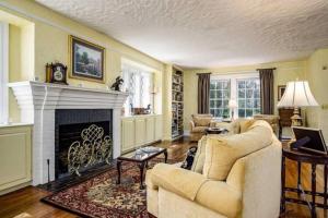 ein Wohnzimmer mit einem Sofa und einem Kamin in der Unterkunft Knollwood Manor - The Historic Mid Pines Mansion in Southern Pines