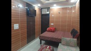 um pequeno quarto com um banco numa parede de azulejos em Room in Guest room - Posh Foreigner Place Luxury Room In Lajpat Nagar em Nova Deli