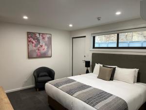 RisdonRisdon Brook Hotel的带一张大床和一把椅子的卧室