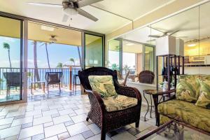 カハナにあるOceanfront Lahaina Condo with Balcony and Pool Access!のソファと椅子のあるリビングルーム