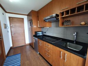 Una cocina o kitchenette en Hermoso Depto, 1Linea Roca Mar Sector Costa Brava