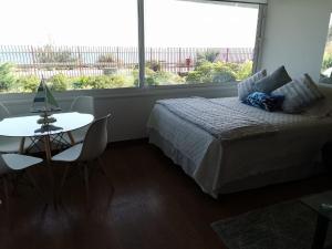 Una cama o camas en una habitación de Hermoso Depto, 1Linea Roca Mar Sector Costa Brava
