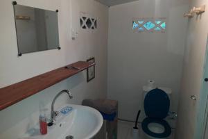 Een badkamer bij Fare Totara, jardin verdoyant et accès lagon