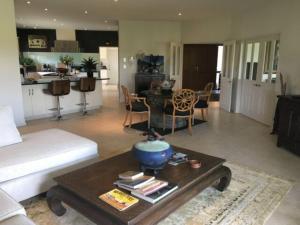 un soggiorno con un divano e un tavolo di Chateau Pritchard a Springston