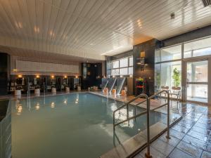 una piscina en una habitación de hotel con piscina en Noboribetsu Manseikaku, en Noboribetsu