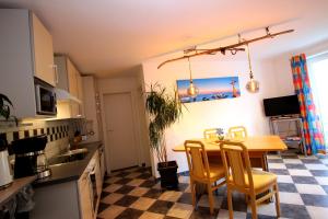 uma cozinha com mesa e cadeiras num quarto em Appartementhaus Lercher em Flattach