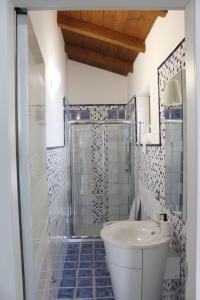 y baño con aseo, lavabo y ducha. en Appartamento “il borgo”, tranquillità e cura a 2 km dal mare en San Vito Chietino