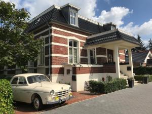 um carro branco estacionado em frente a uma casa em Historisch Pand em Spechtholzhock