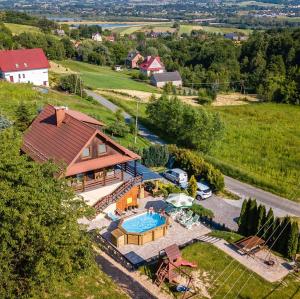 - une vue aérienne sur une maison avec une piscine dans l'établissement Willa Sulimówka - Noclegi Zakliczyn dom basen bania sauna SPA, à Zakliczyn