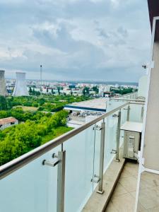 ein Balkon mit Blick auf die Stadt in der Unterkunft Iulius Mall Loft in Iaşi