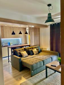 ein Wohnzimmer mit Sofa und Tisch in der Unterkunft Iulius Mall Loft in Iaşi