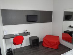 Televízia a/alebo spoločenská miestnosť v ubytovaní Ilga Hotel