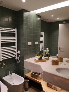 La salle de bains est pourvue d'un lavabo, de toilettes et d'un miroir. dans l'établissement Victory Village 16F, à Quinta do Lago