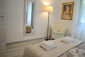 Habitación con mesa, lámpara y silla en Le Grigne Guesthouse - The Garden, en Oliveto Lario