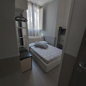 1 dormitorio pequeño con 1 cama pequeña y ventana en Almayer Noemi, en Gaeta